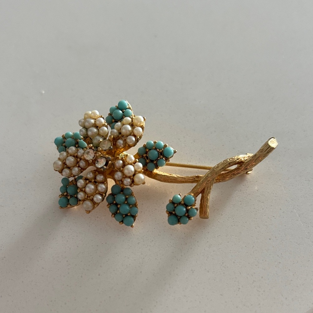Vintage Kramer flower Brooch
